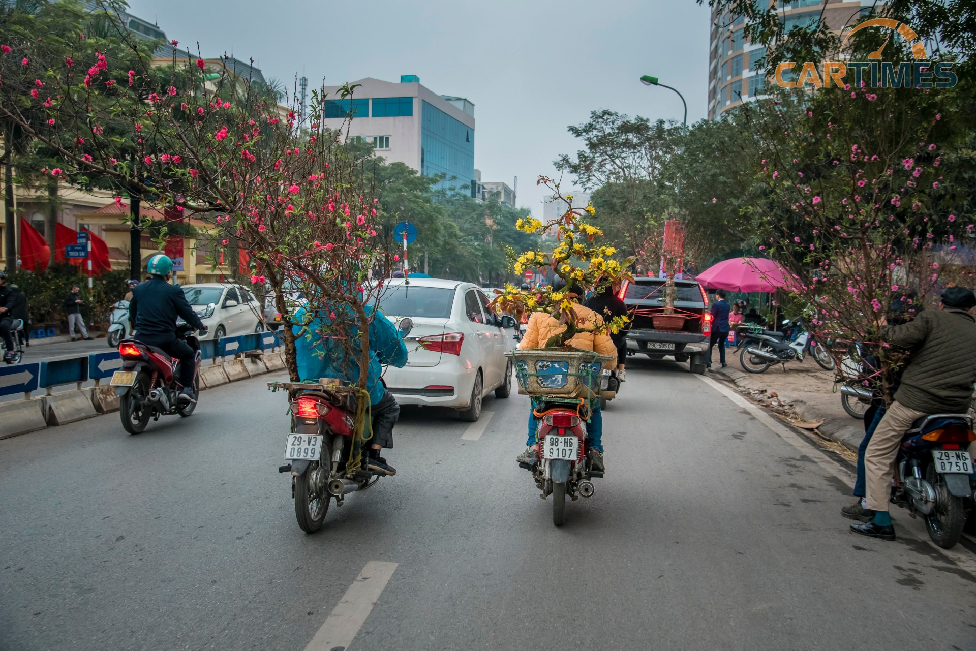 Những chuyến xe chở Tết về với từng nhà