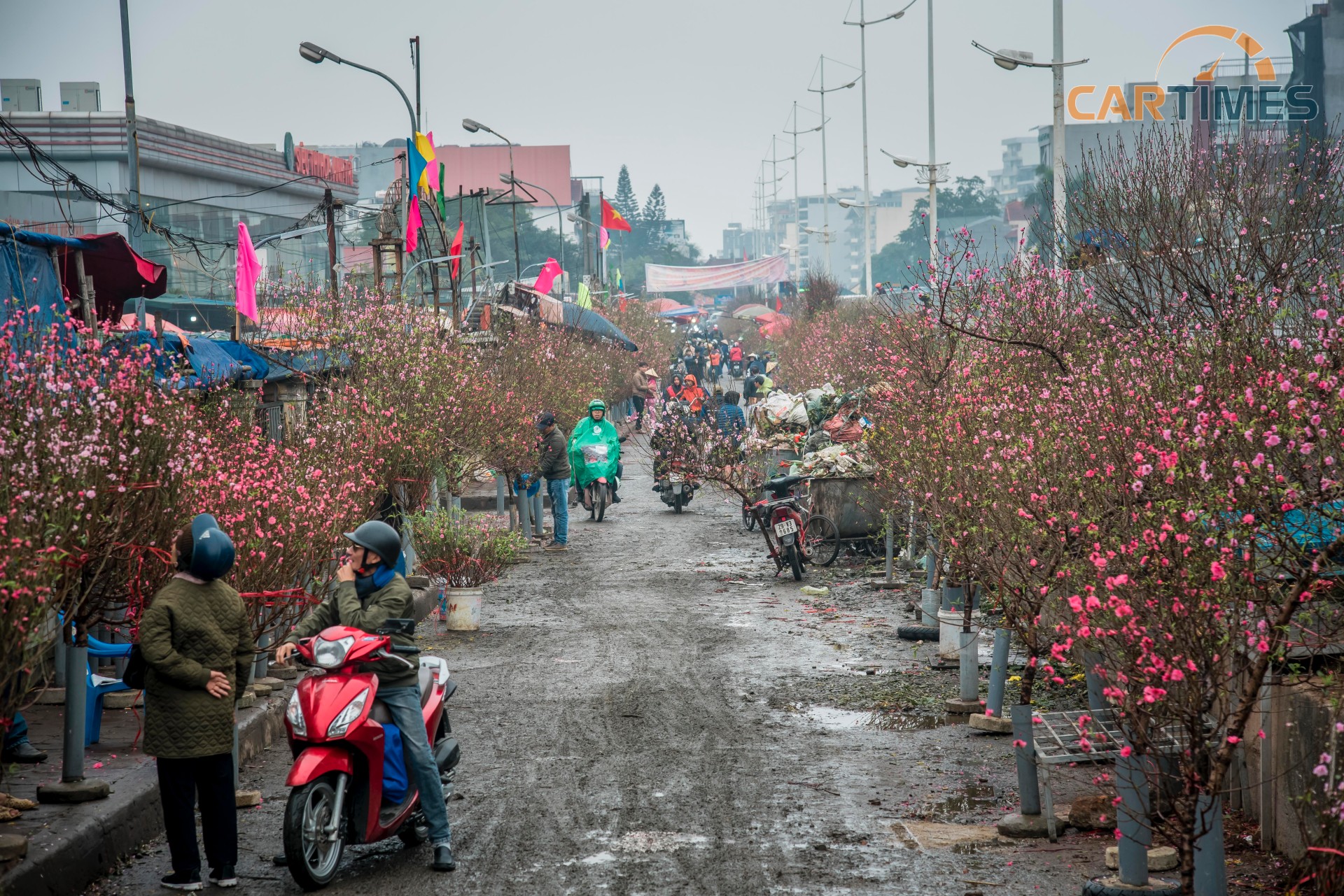 Nếu lên vào sáng sớm, người bán đã rất nhộn nhịp, nhưng trời lạnh nên mọi người đi mua chưa đông