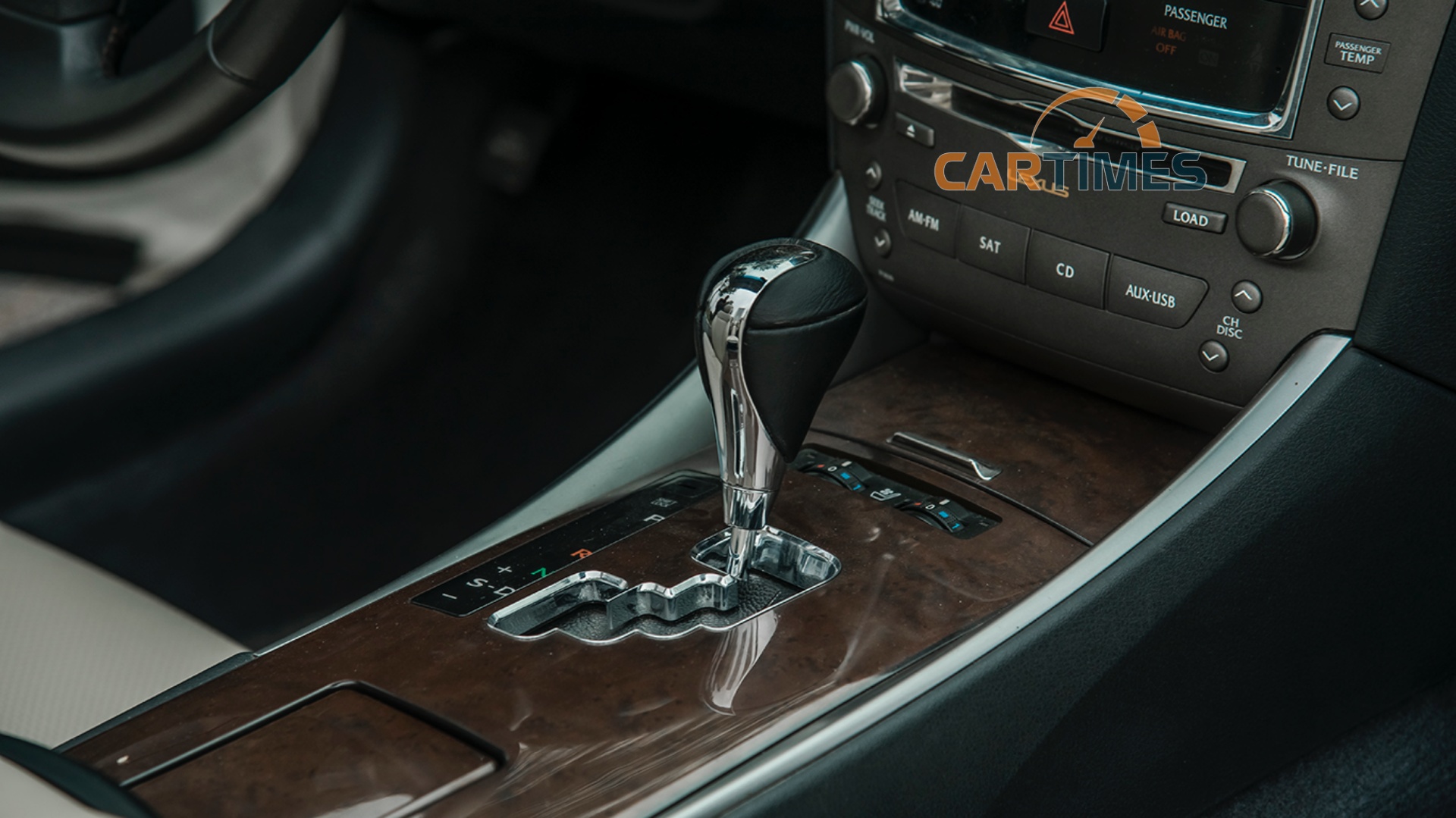 Khu vực cần số xe Lexus LS 250 C