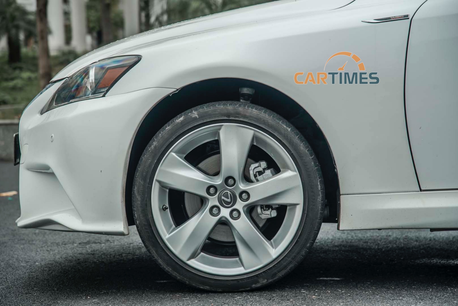 La zăng xe Lexus LS 250 C