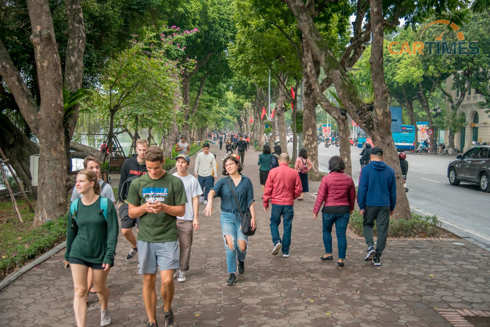 Trên Hồ Gươm, vẫn rất đông người đi dạo