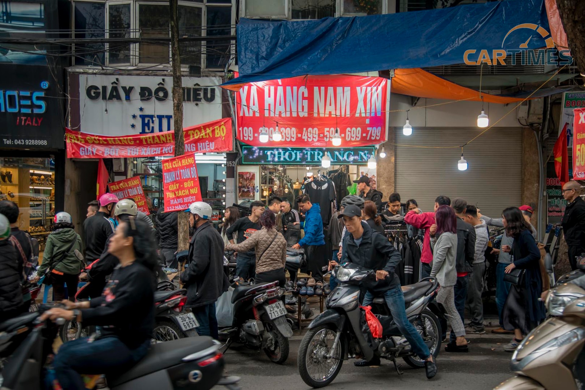 Các cửa hàng quần áo trên phố Hàng Bông kín người mua sắm đồ giảm giá