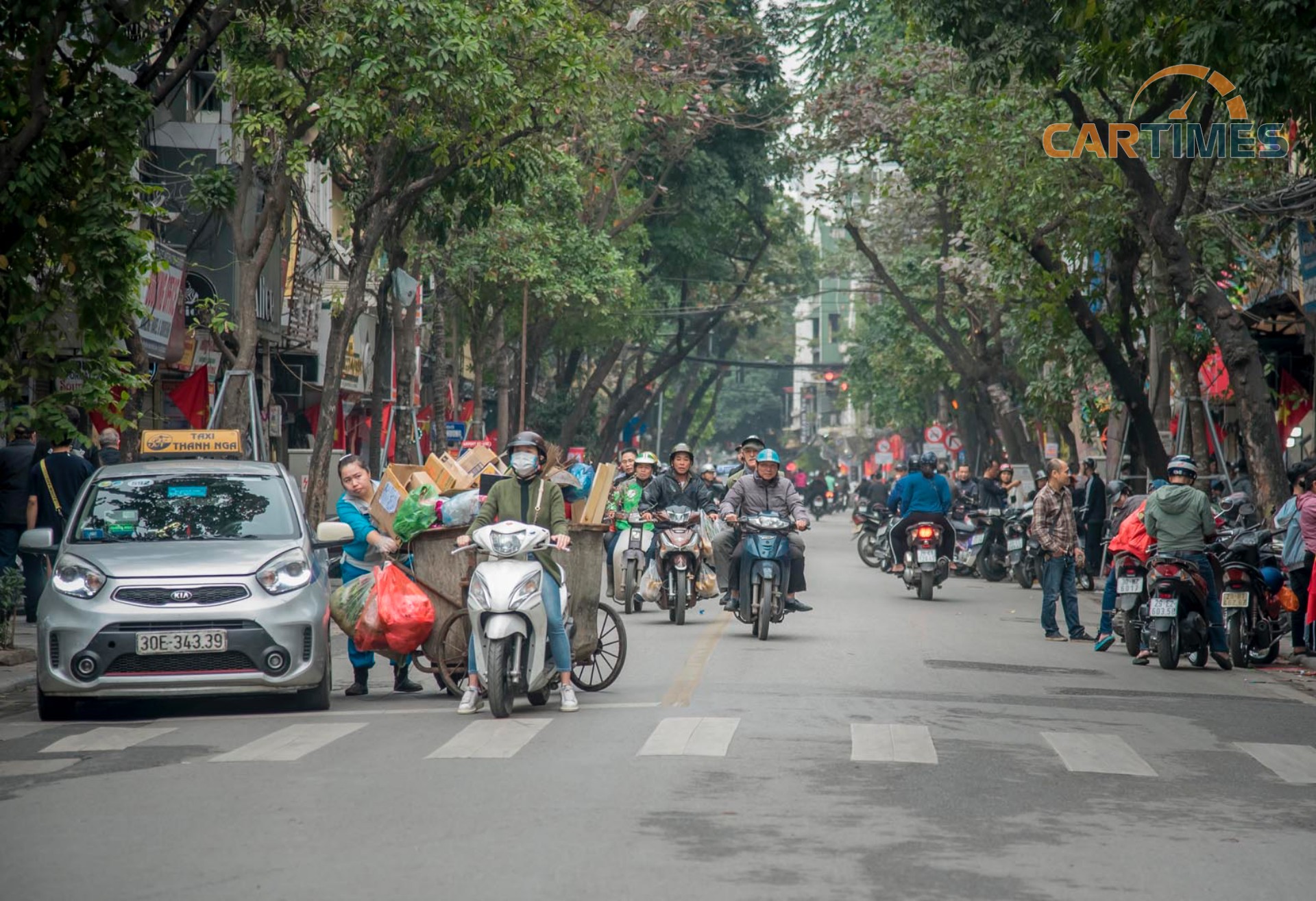 Phố Hàng Bông vắng hơn ngày thường