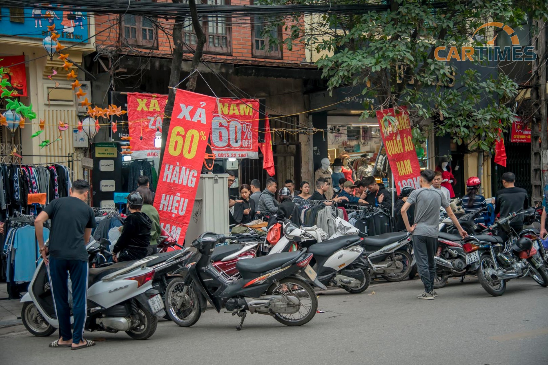 Xe máy để tràn lan dưới lề đường do đông người vào mua sắm