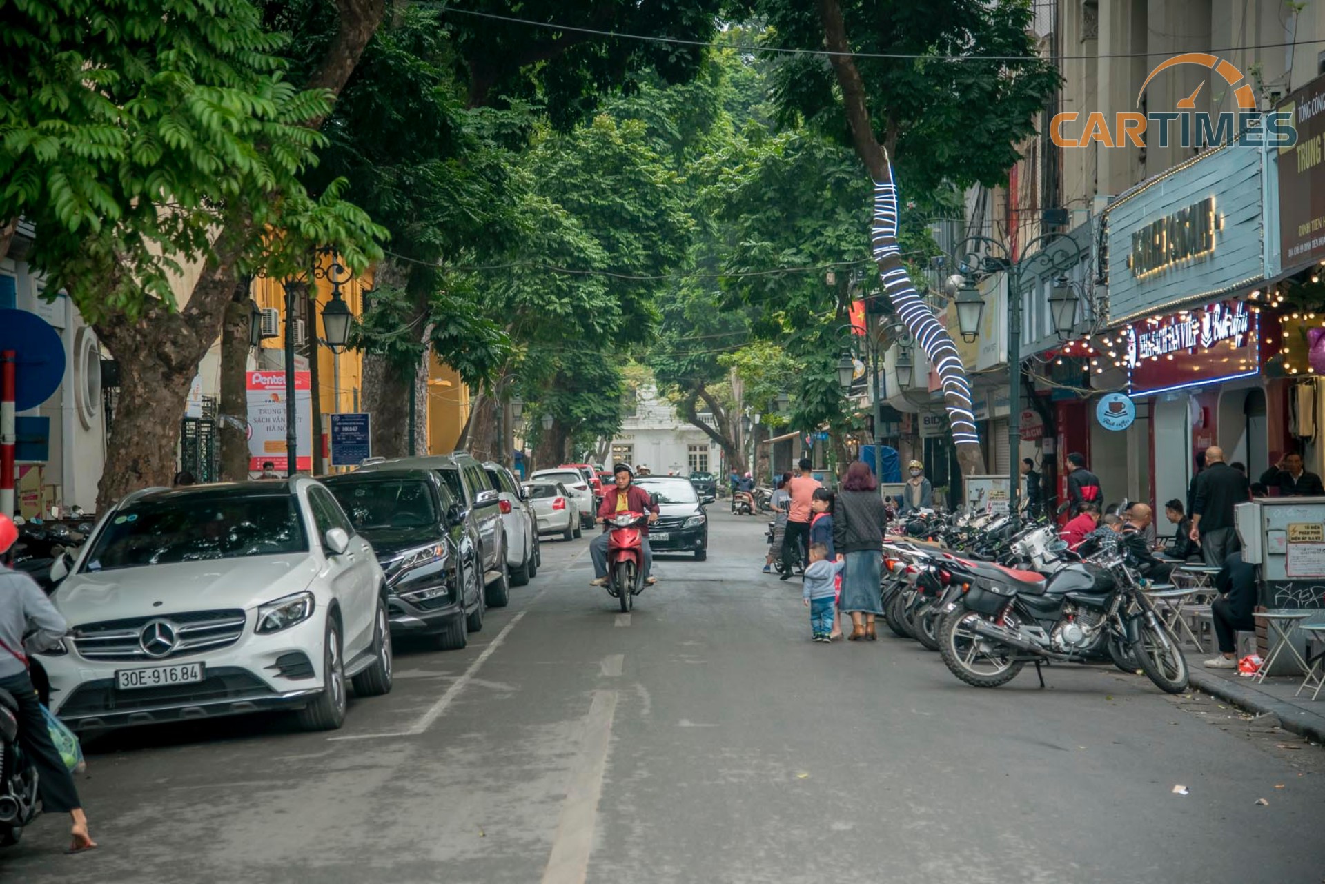 Các quán cà phê, hàng quán vẫn mở