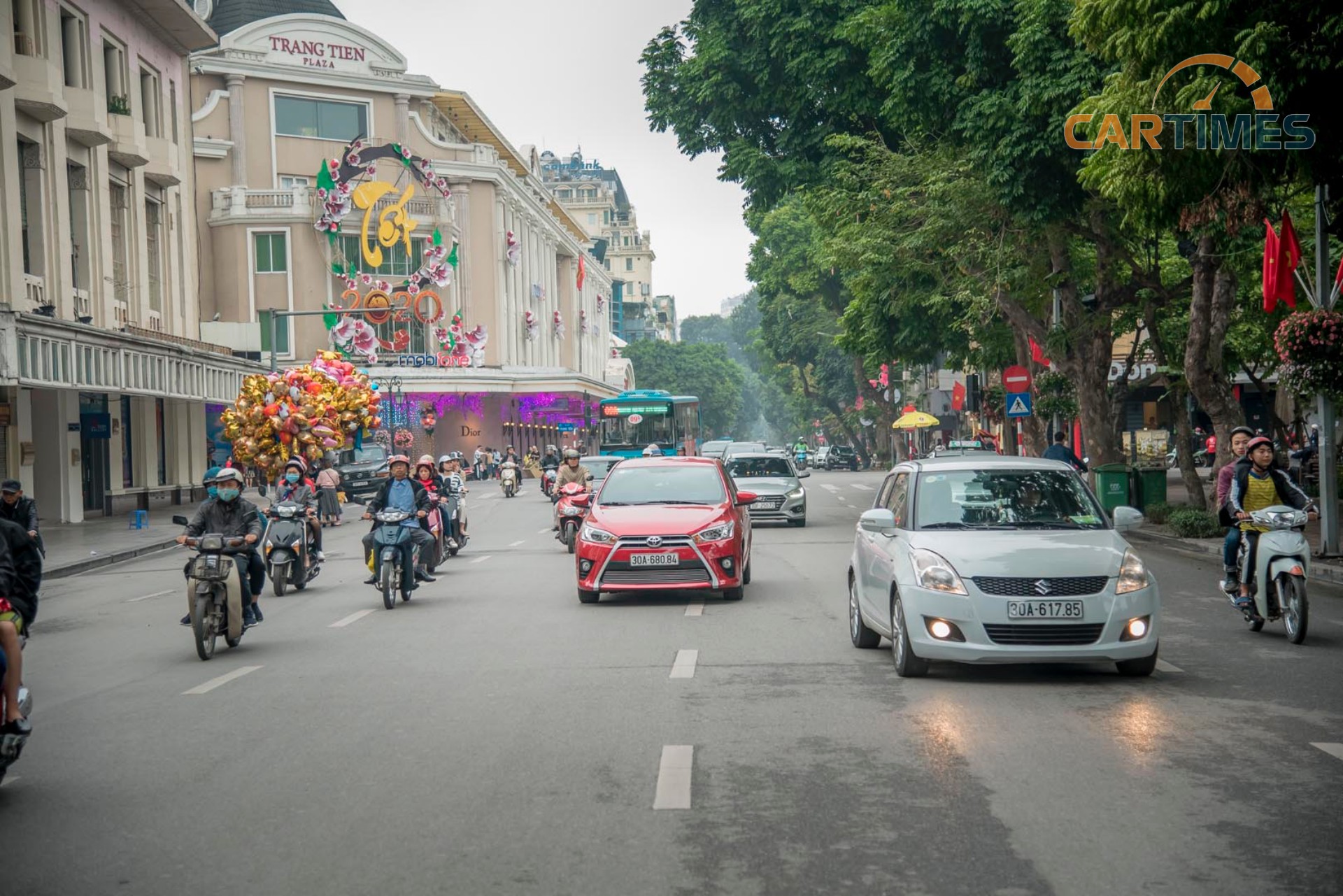 Lượng người đổ ra phố vẫn rất đông, phải tới chiều 30 Tết mới giảm