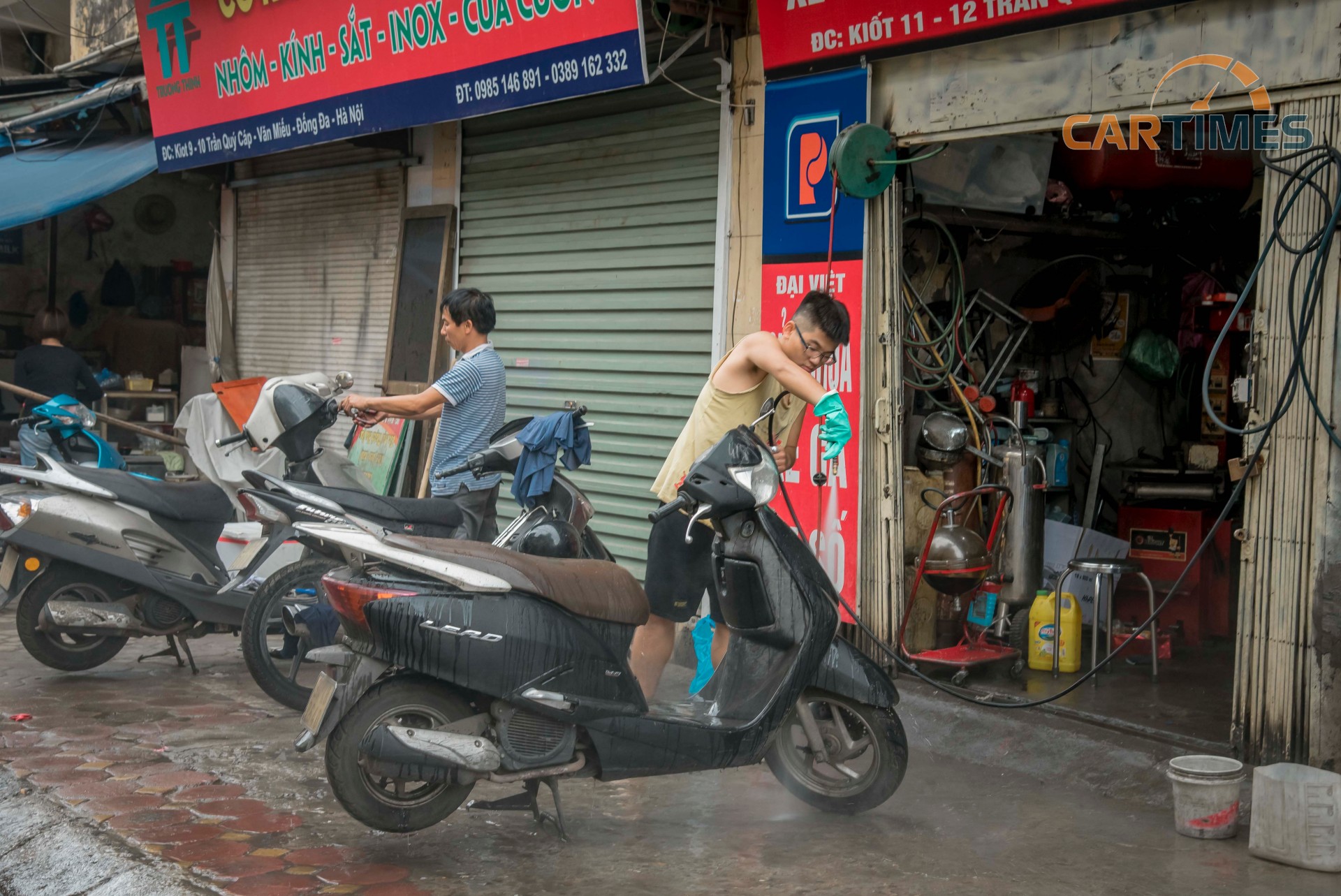 Các cửa hàng bảo dưỡng tân trang xe cộ vẫn đông khách