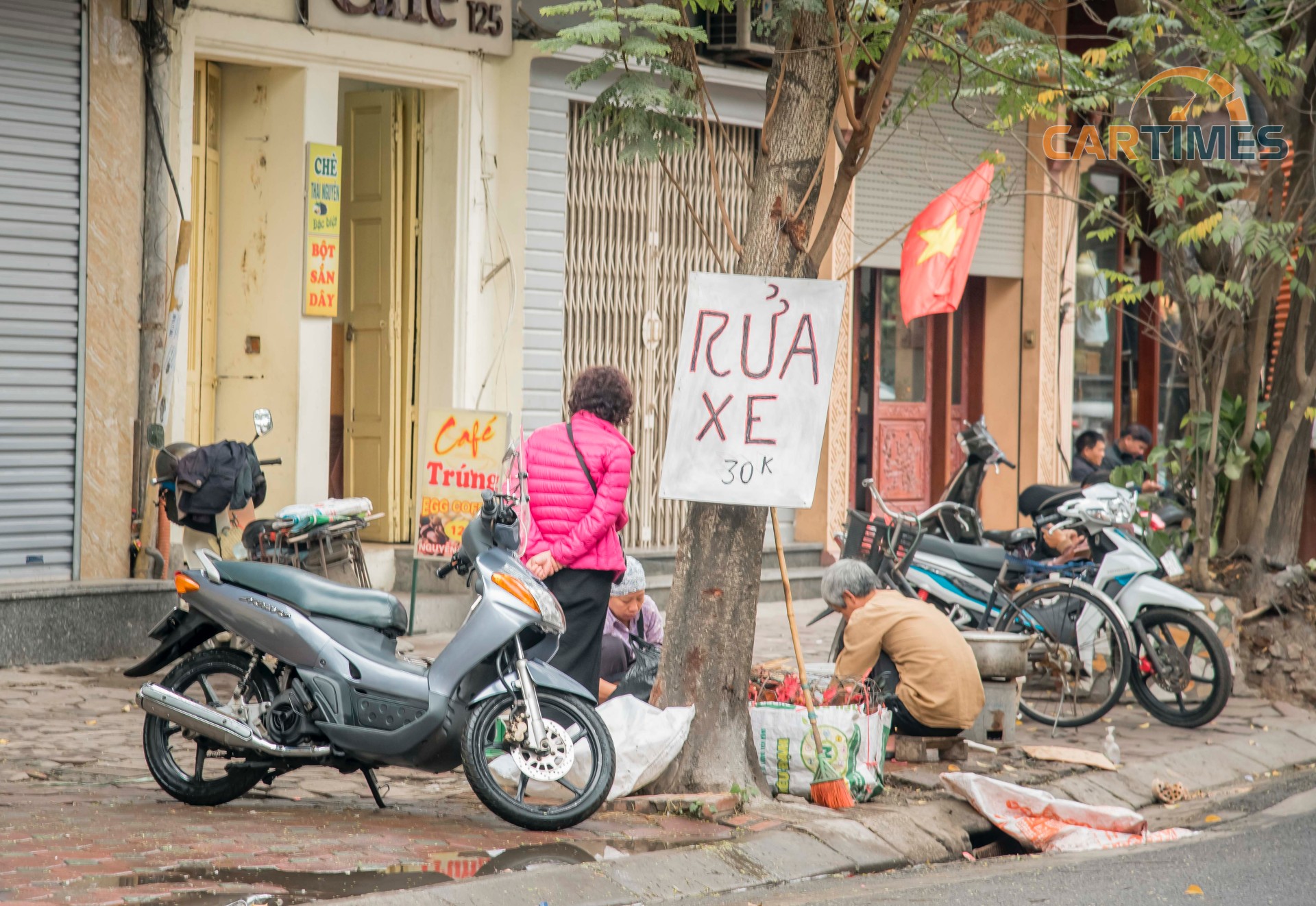 Buổi sáng các cửa hàng rửa xe vẫn đông khách, nhưng tới chiều thì trời đã mưa
