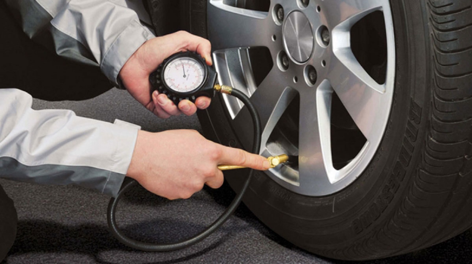 Xe bị thủng lốp giữa đường phải làm sao?