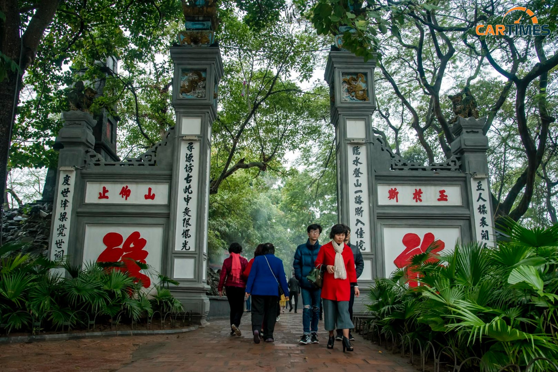 Đền Ngọc Sơn đông người vào đi lễ đầu năm