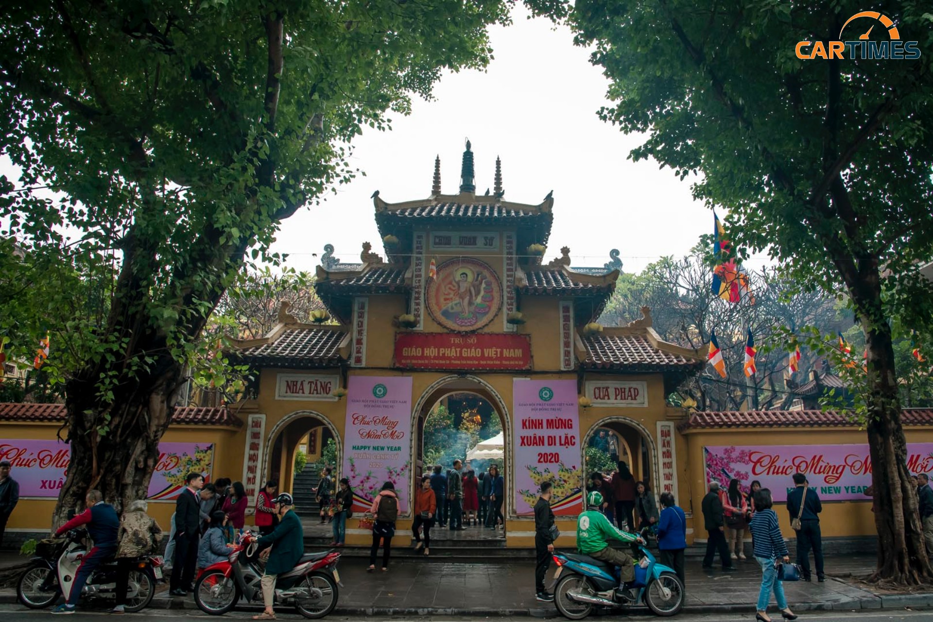 Chùa Quán Sứ đông người đi lễ từ đêm giao thừa
