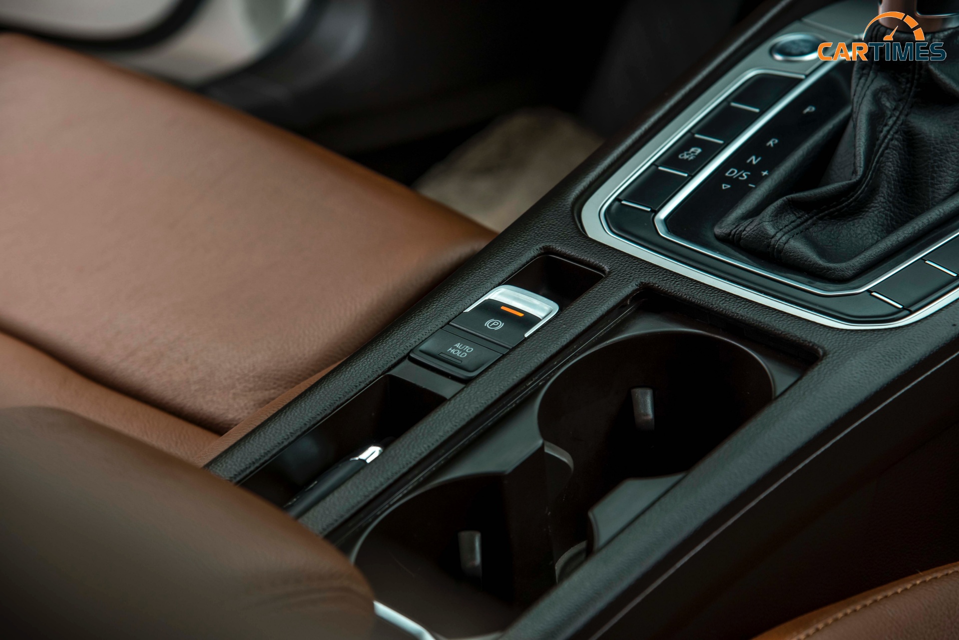 Volkswagen Passat BlueMotion 2016 trang bị phanh tay điện tử và Brake Hold