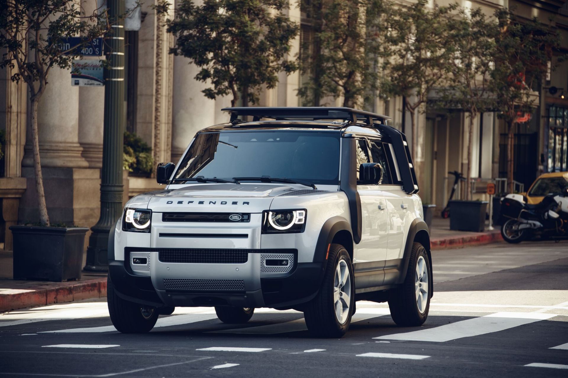 Land Rover Defender mới