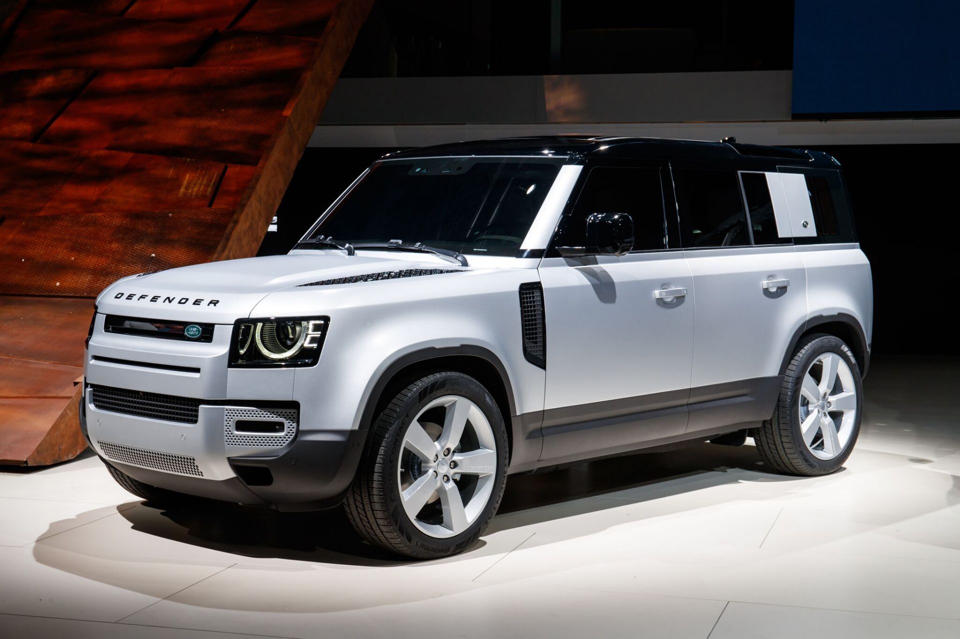 Land Rover Defender mới