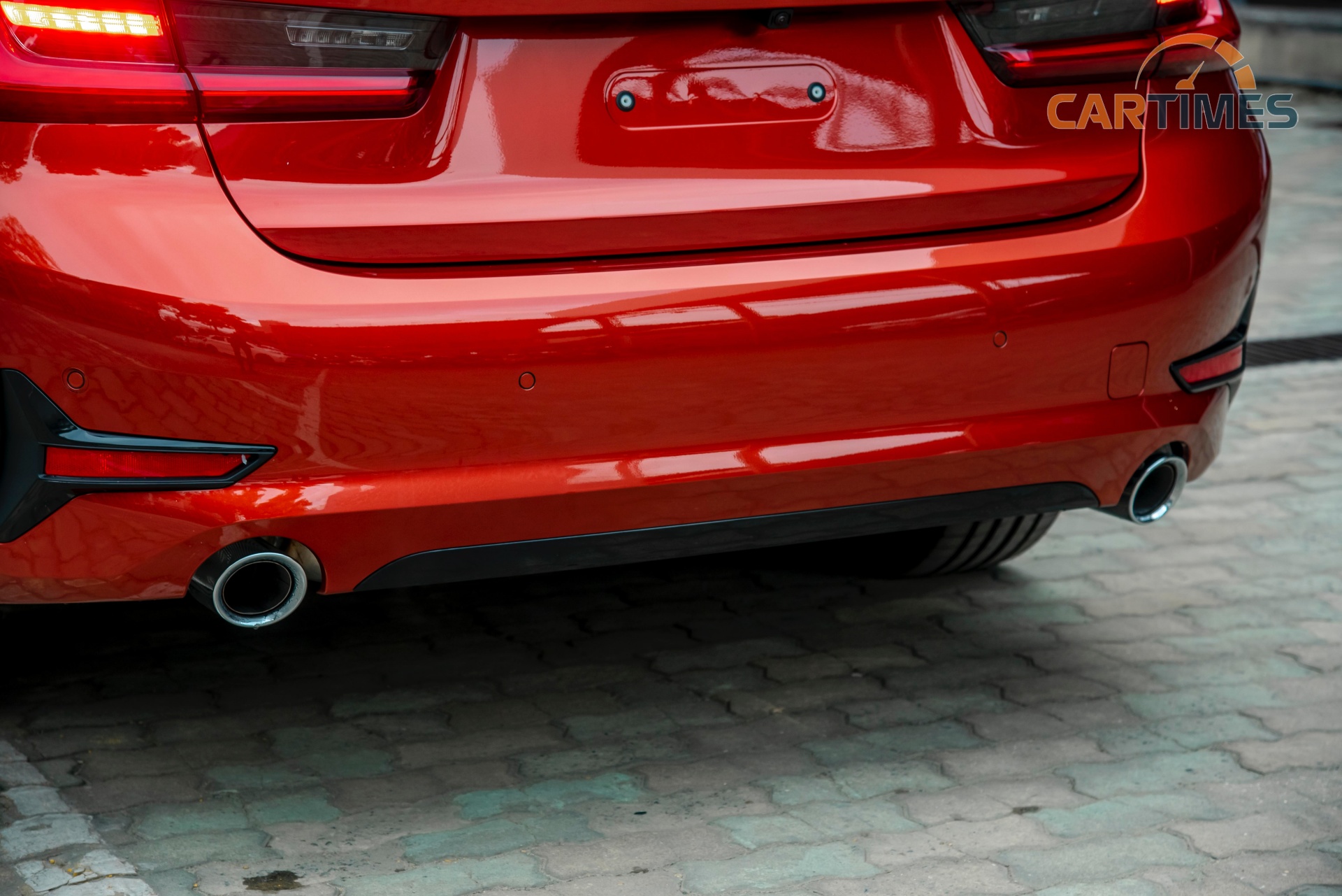 Ống xả kép của xe BMW 330i Sport Line