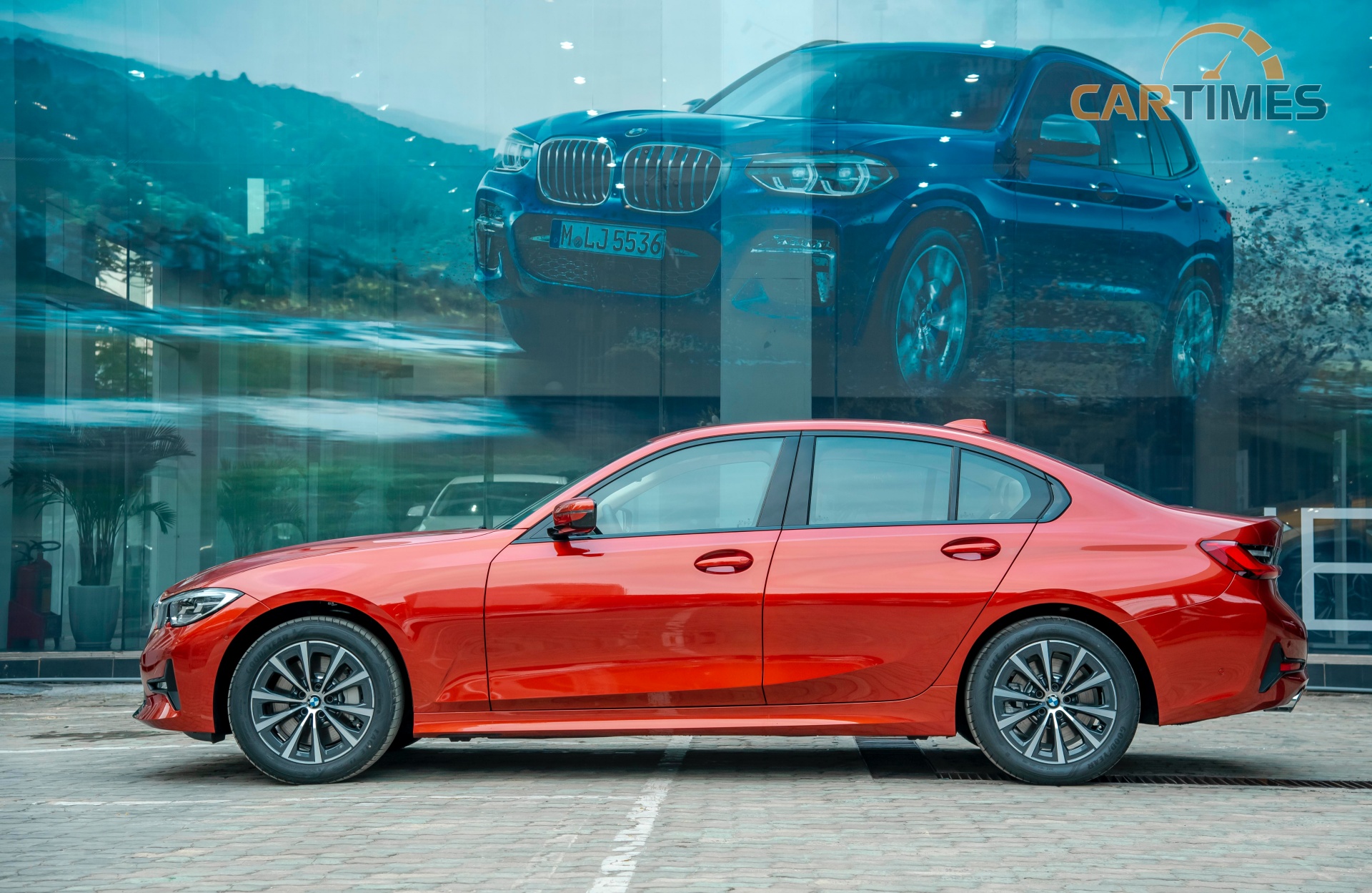 Thân xe BMW 330i Sport Line