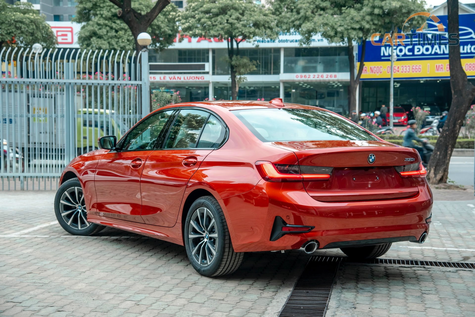 Xe BMW 330i Sport Line