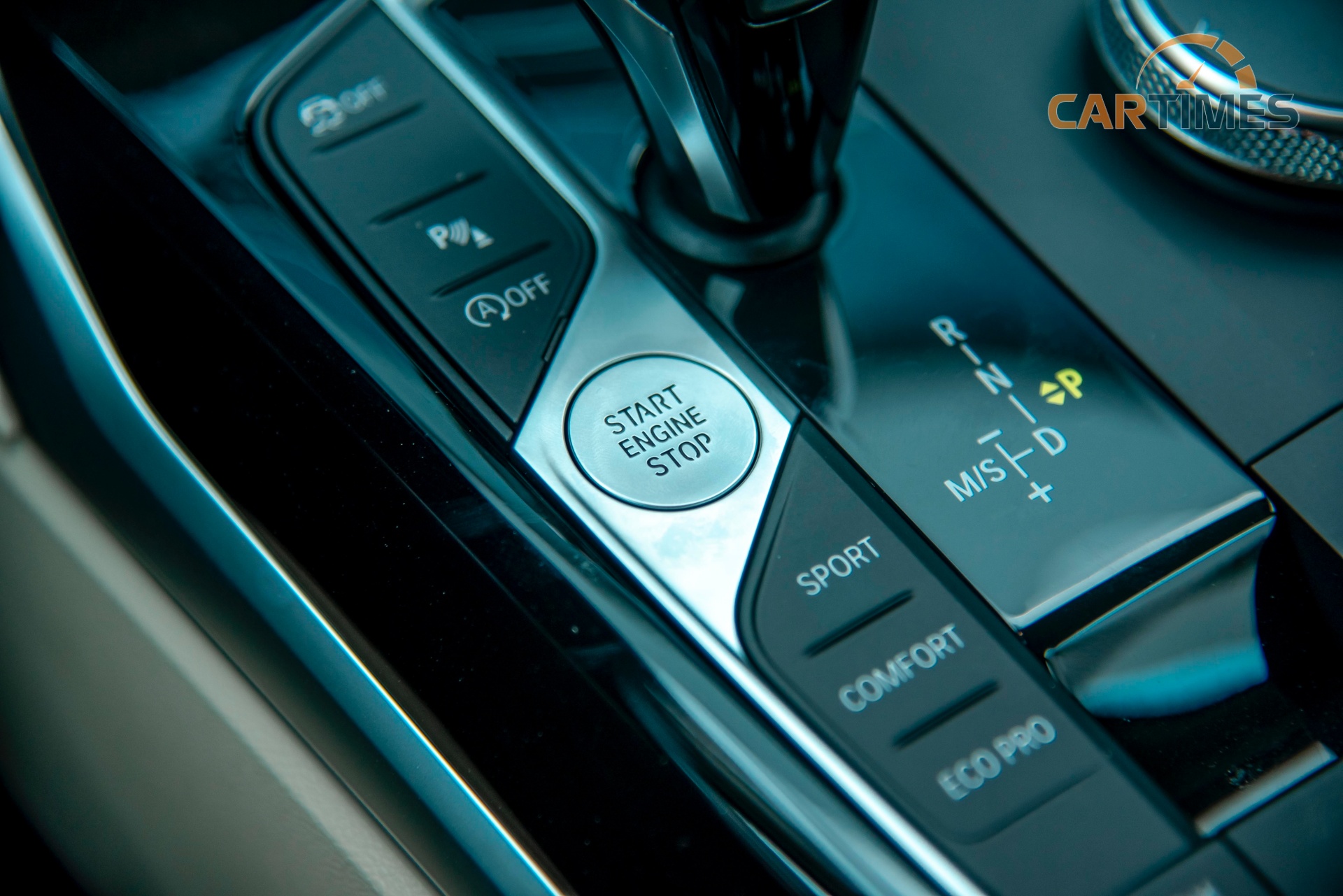 Nút Start/Stop trên xe BMW 330i Sport Line 