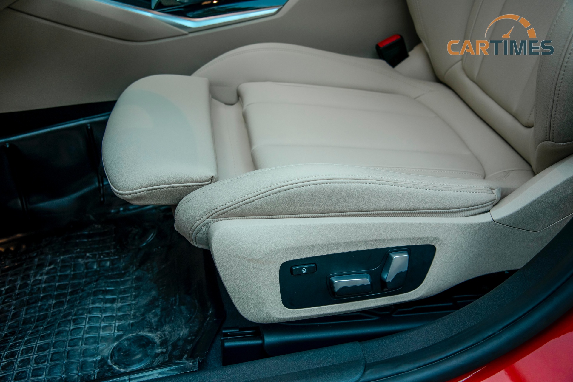 Xe BMW 330i Sport Line