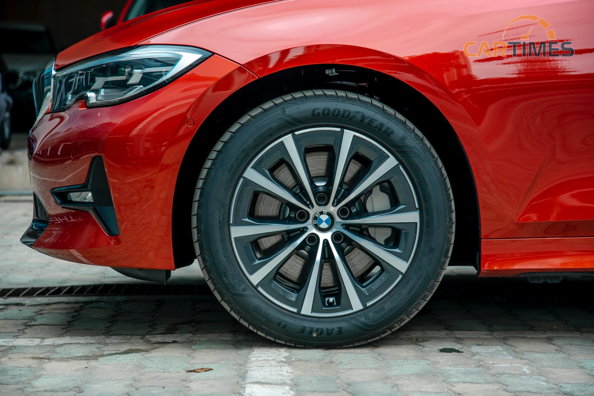 La zăng xe BMW 330i Sport Line