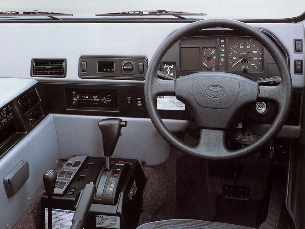 Vị trí người lái trên xe Toyota Mega Cruiser