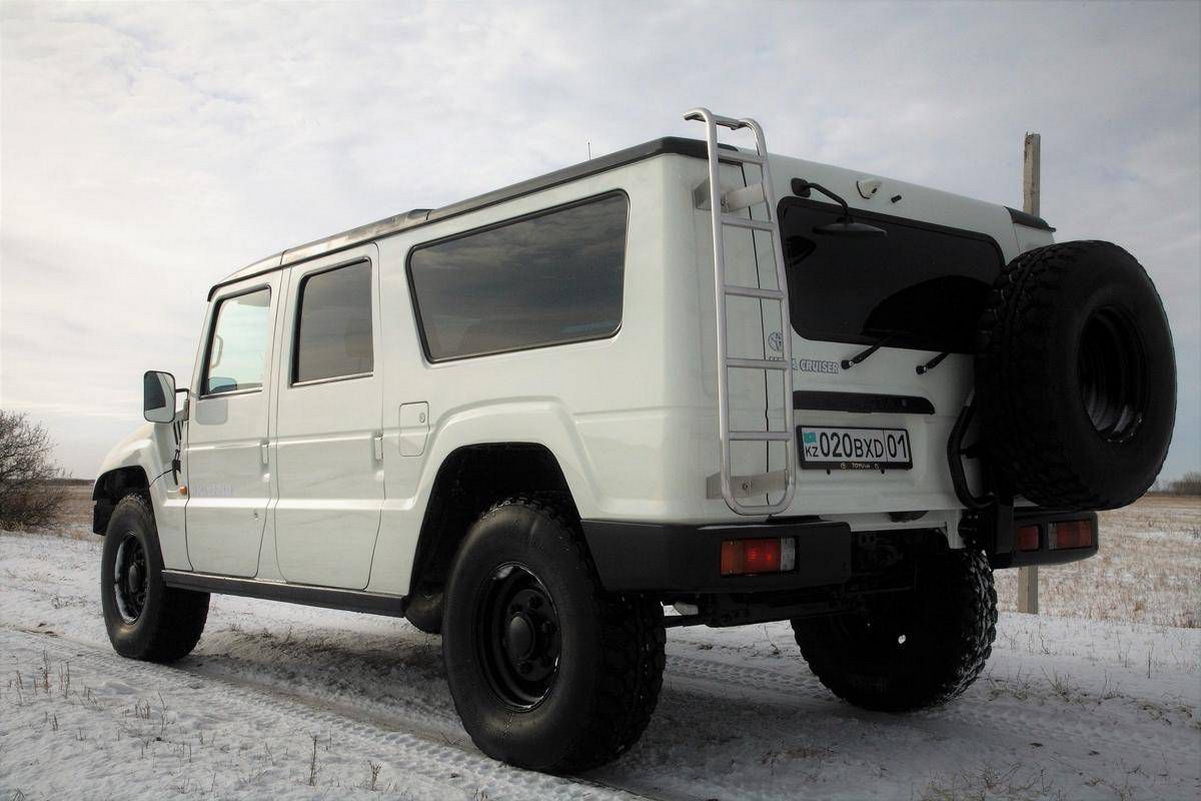 Đuôi xe Toyota Mega Cruiser