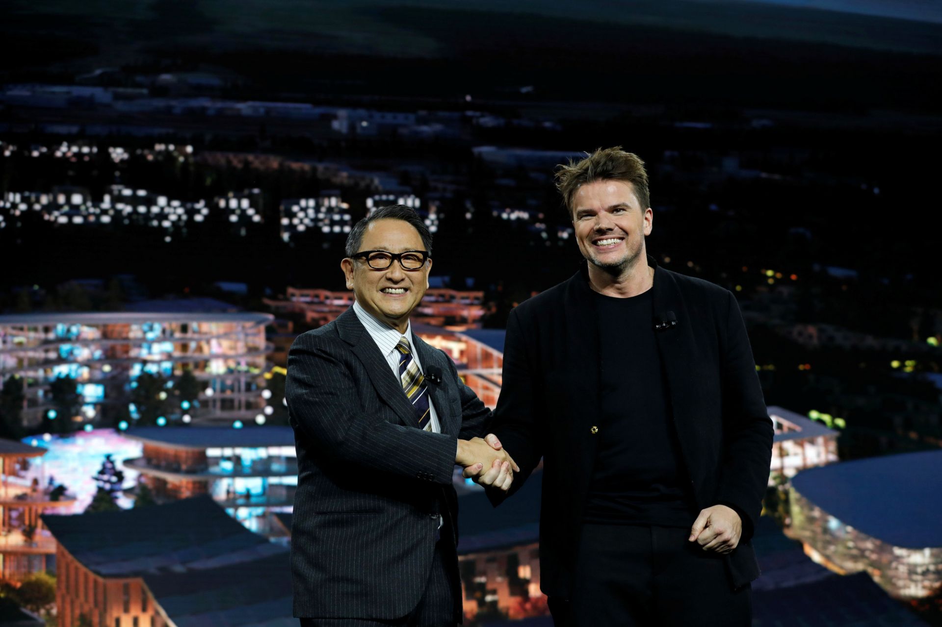 Chủ tịch tập đoàn Toyota Motor, Akio Toyoda và kiến trúc - CEO Bjarke Ingels tại cuộc họp báo ở Las Vegas - Ảnh: REUTERS