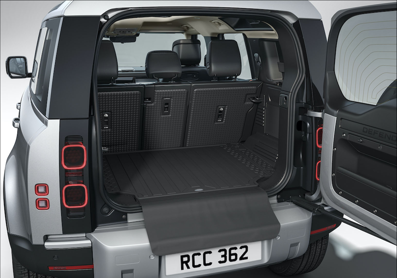 Khu vực chứa đồ của xe Land Rover Defender mới