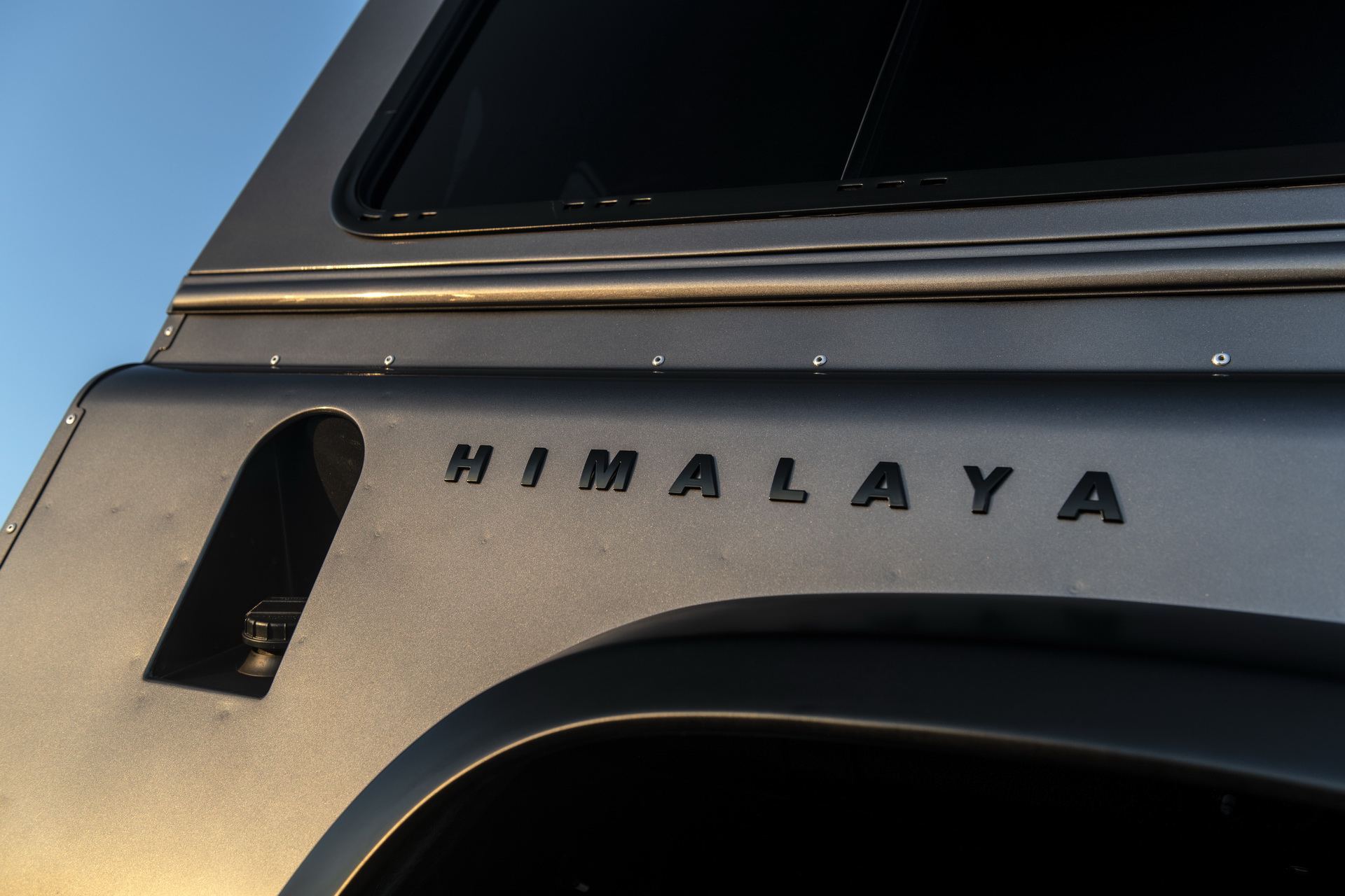 Logo xe Land Rover Defender Himalaya