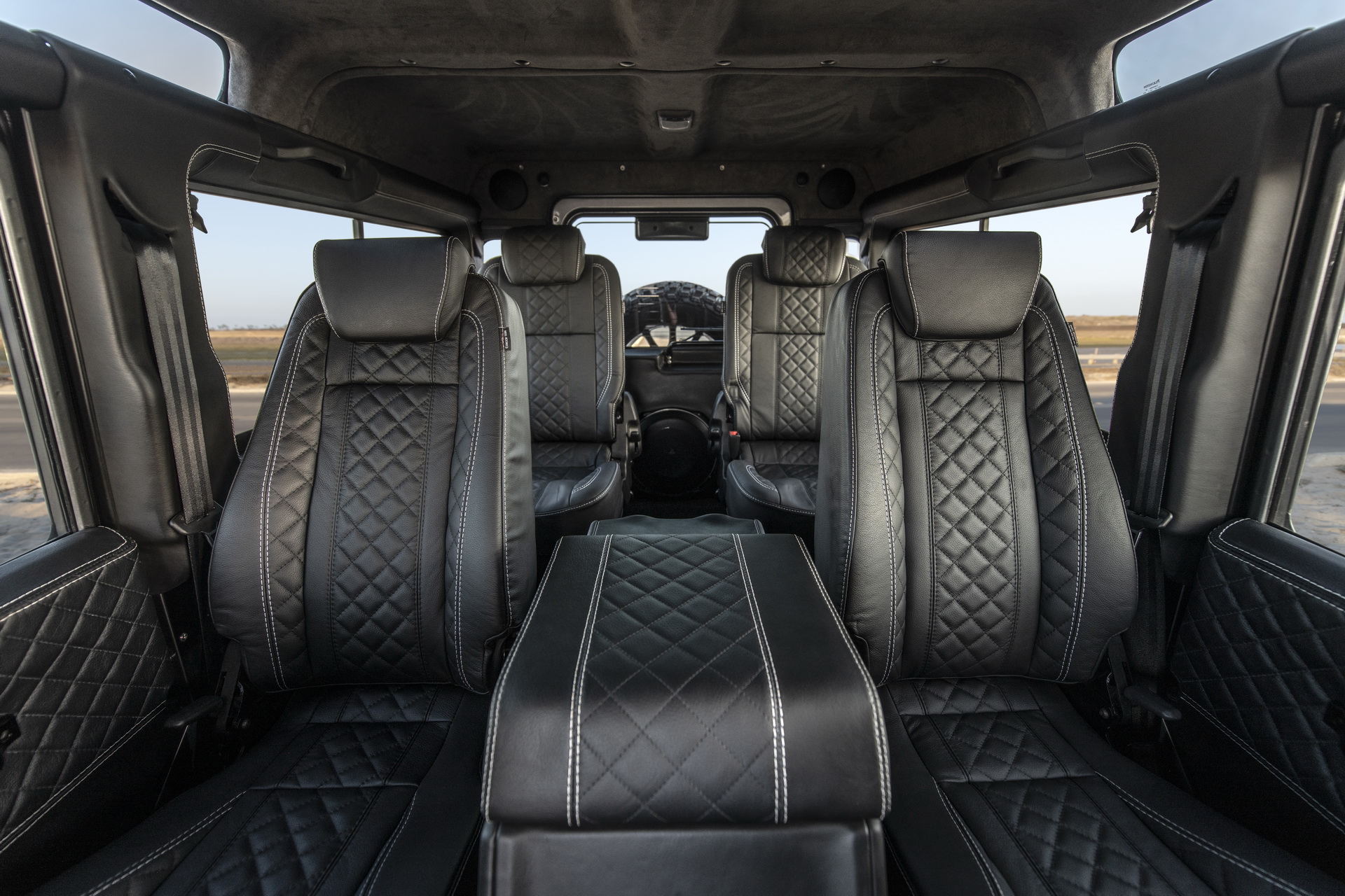 Khoang nội thất xe Land Rover Defender Himalaya