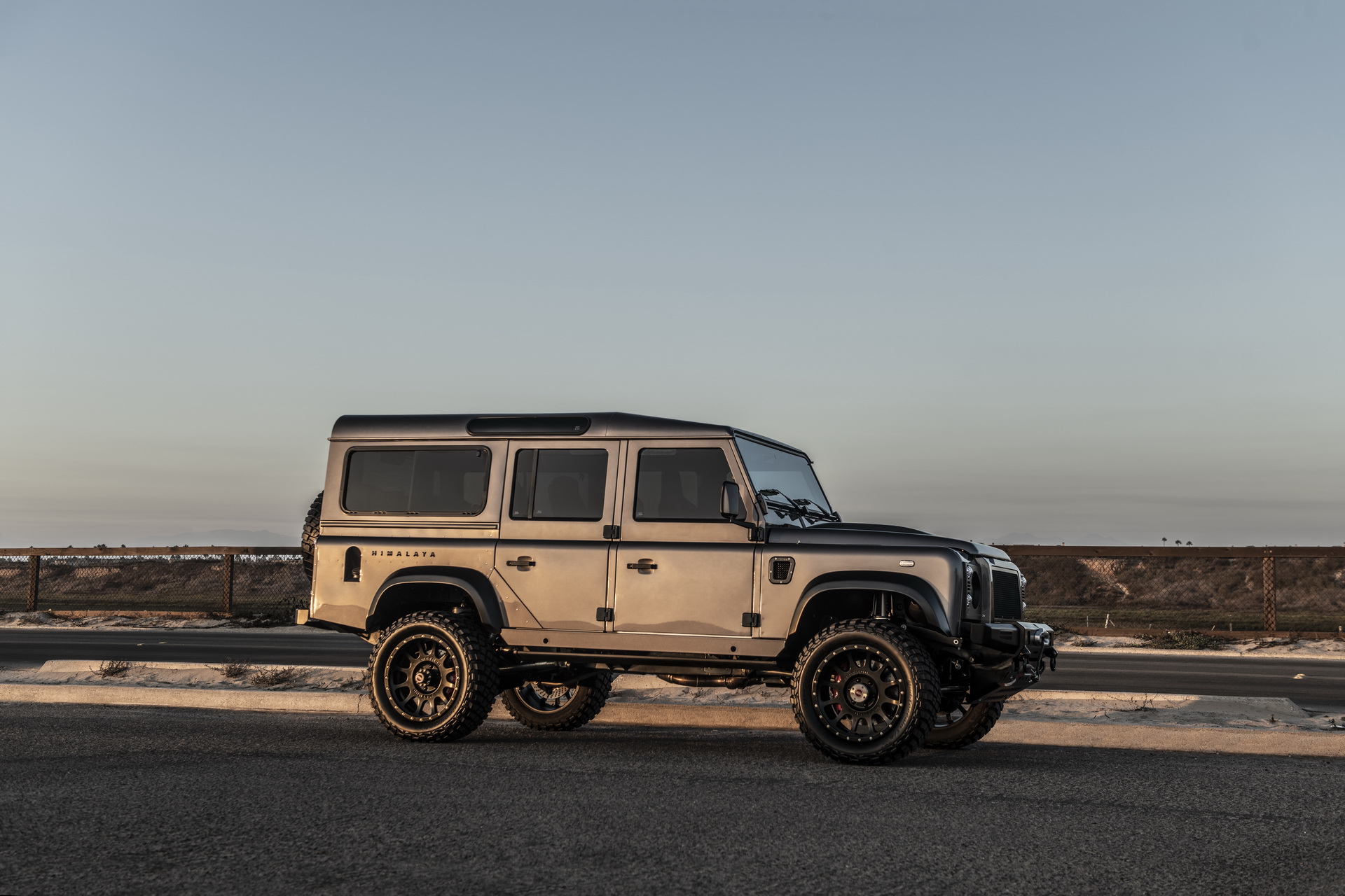 Land Rover Defender Himalaya có giá từ 250.000 USD