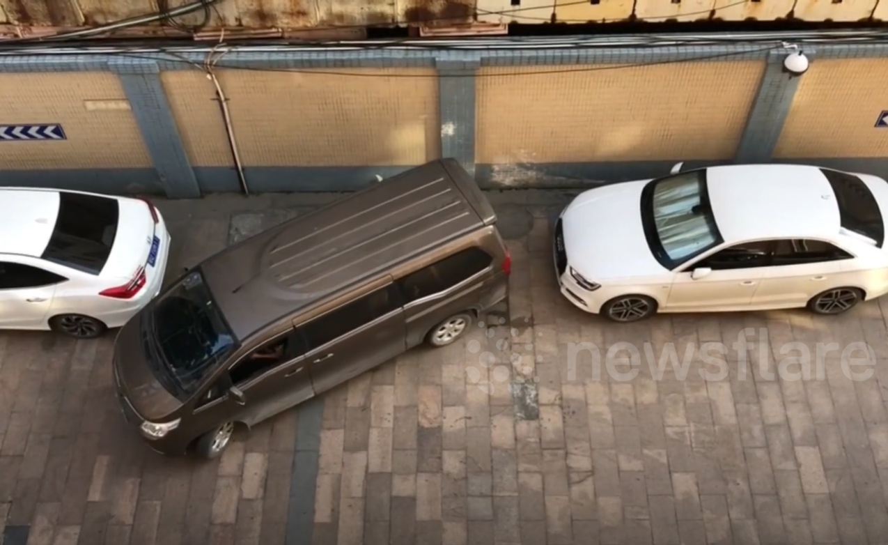 Khá khó khăn, tài xế minibus đưa được xe ra nhưng không gây ra bất cứ va chạm nào với các xe bên cạnh