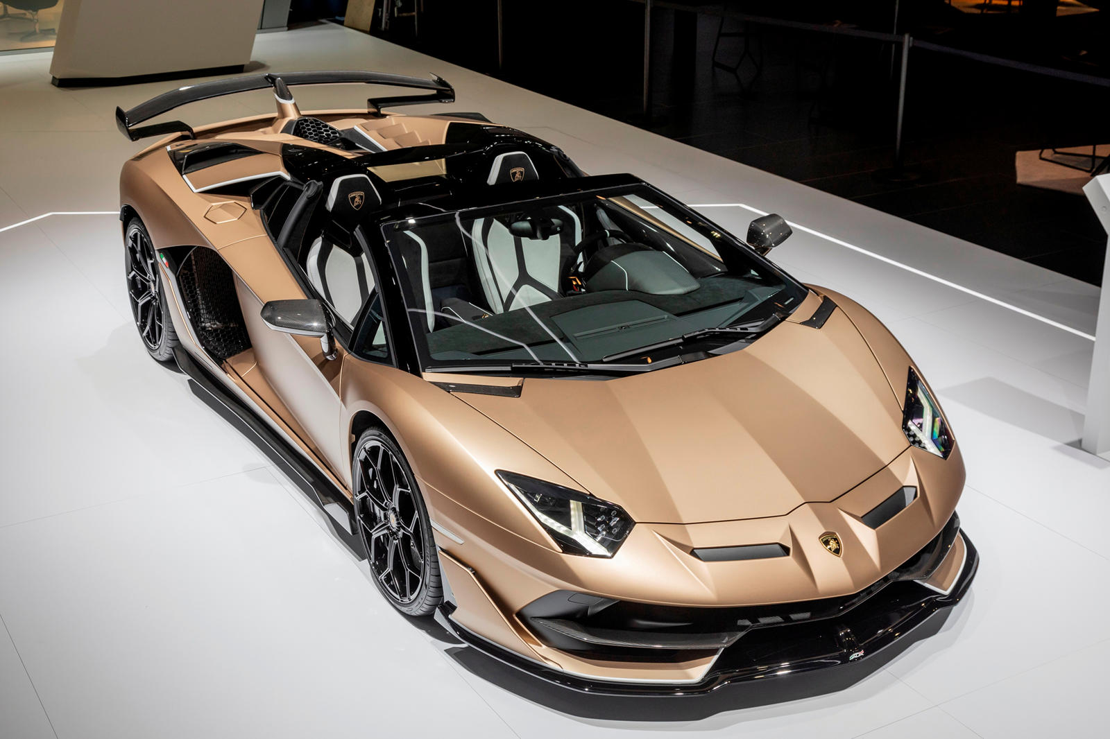 Xe Lamborghini Aventador SVJ 2020 bị triệu hồi vì lỗi cửa