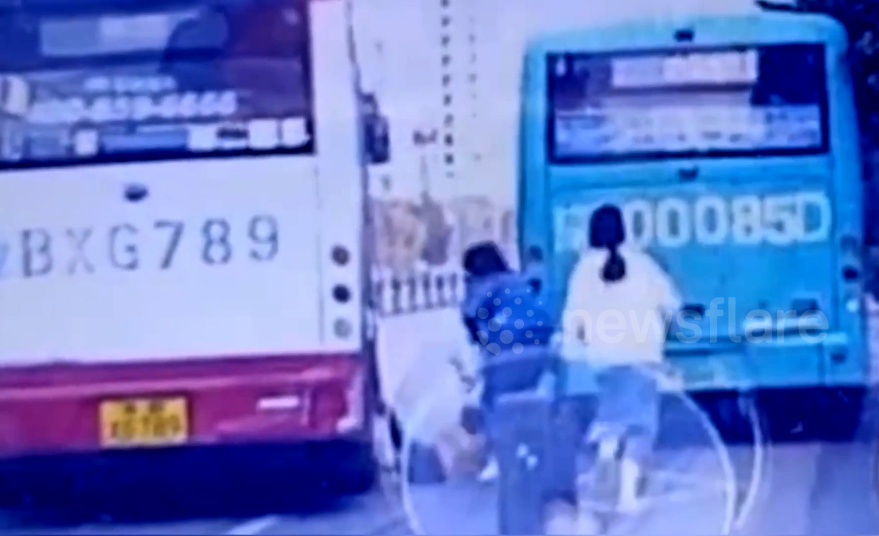 Khoảnh khắc bé gái bị xe buýt kéo lê trên đường do kẹt chân vào cửa