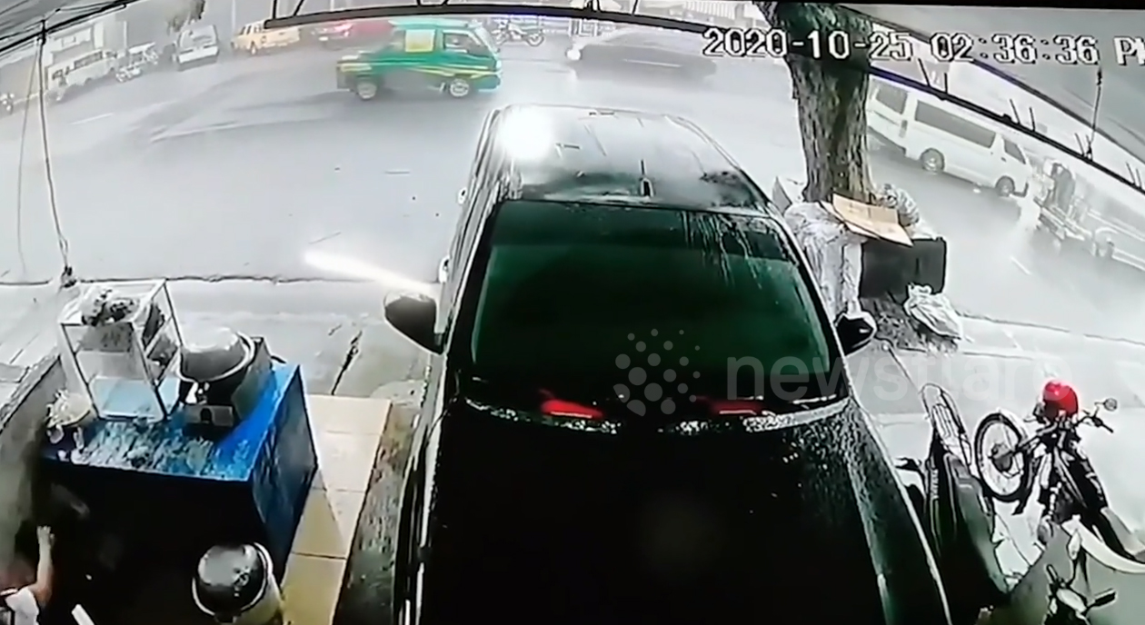 Trước khi cây lớn đổ xuống đè bẹp ô tô