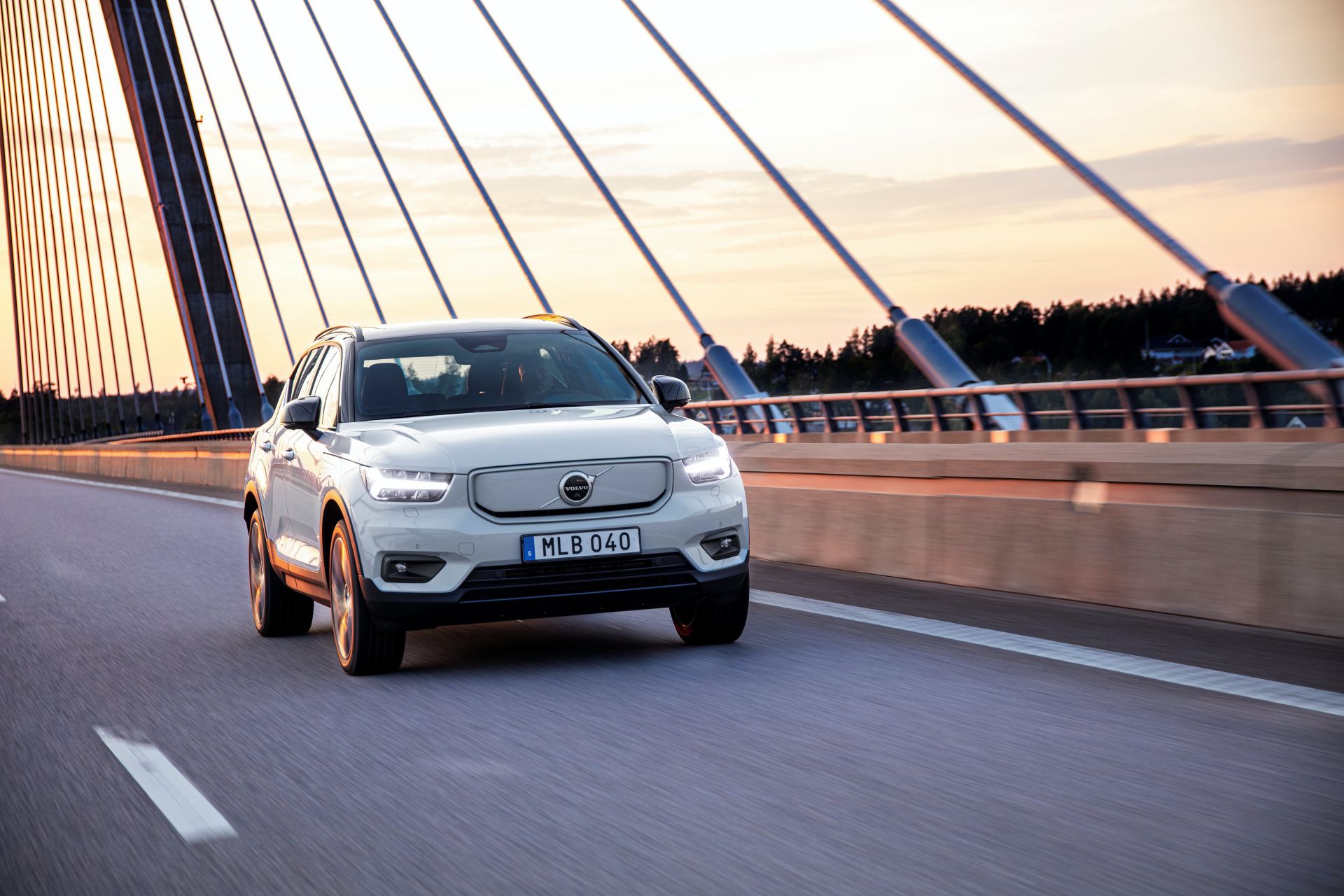 XC40 Recharge P8 AWD trang bị động cơ điện