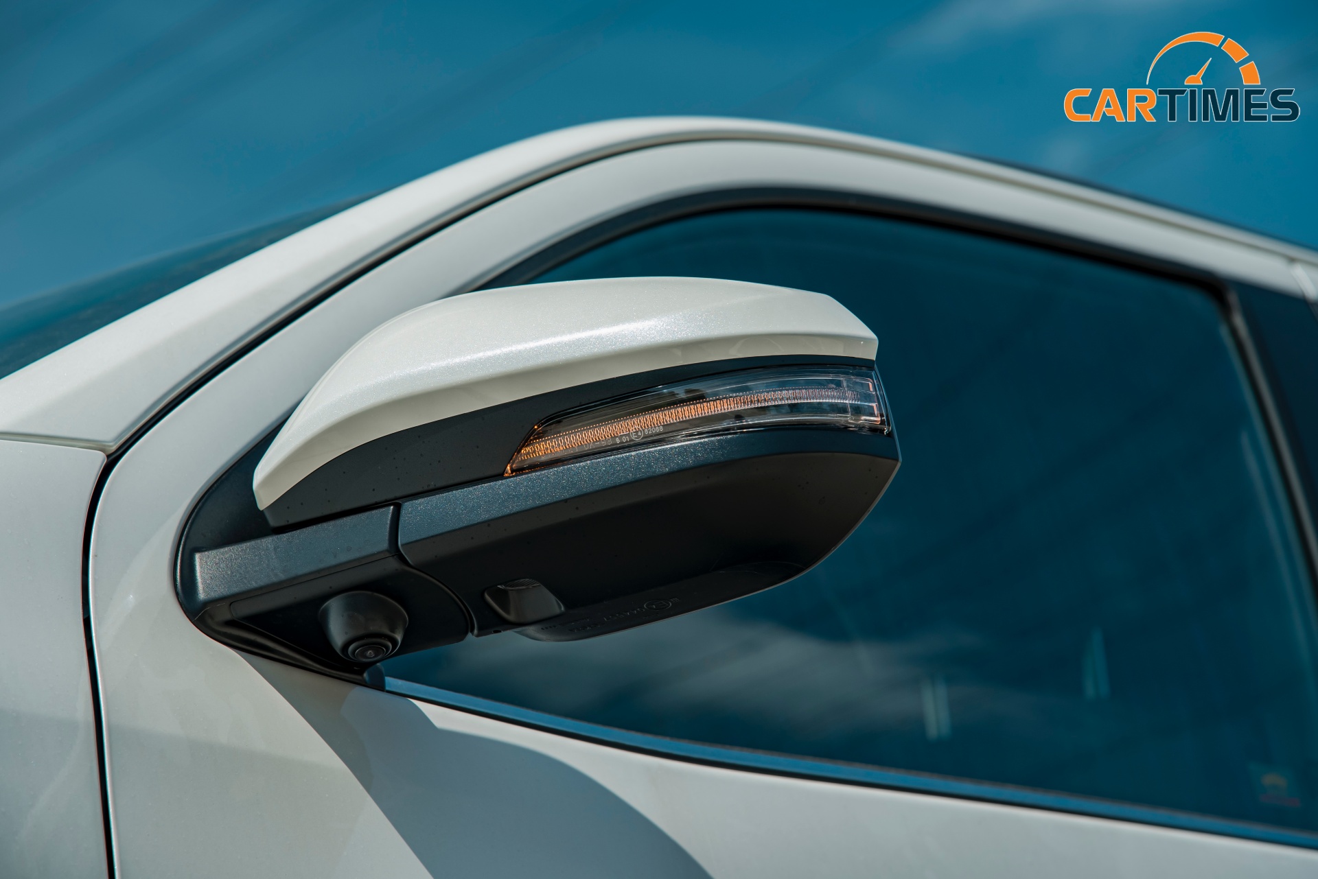 Gương chiếu hậu của xe Toyota Fortuner Legender