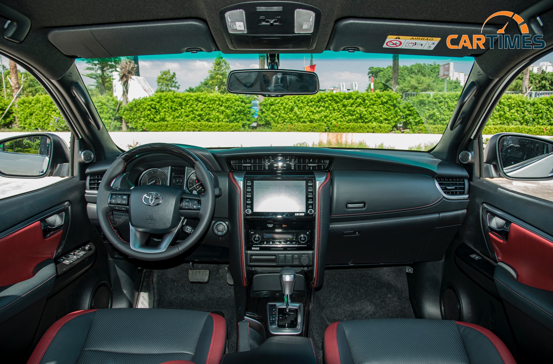 Hàng ghế trước của xe Toyota Fortuner Legender