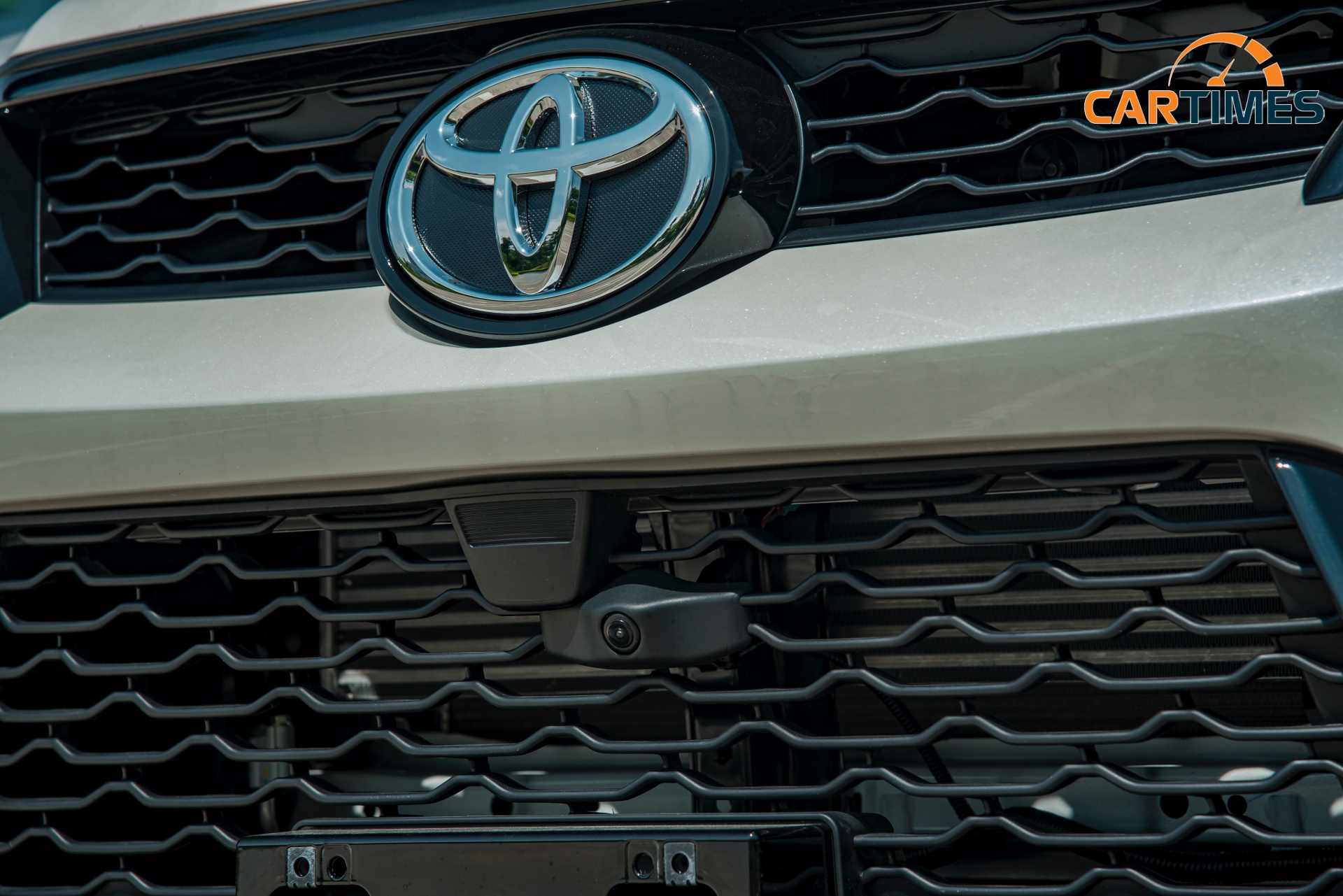 Camera trước của xe Toyota Fortuner Legender