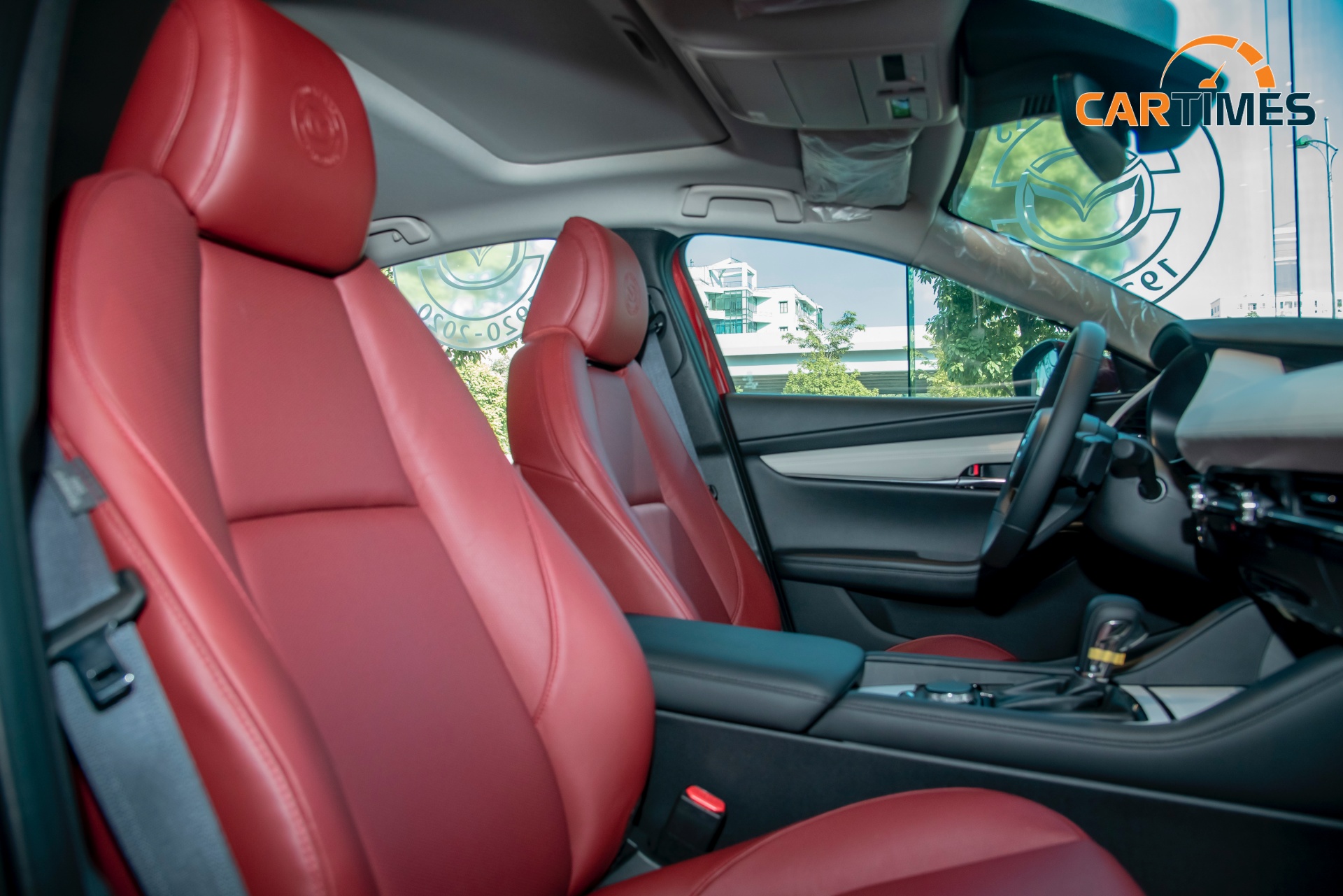 Hàng ghế trước của xe Mazda3 phiên bản kỉ niệm 100 năm