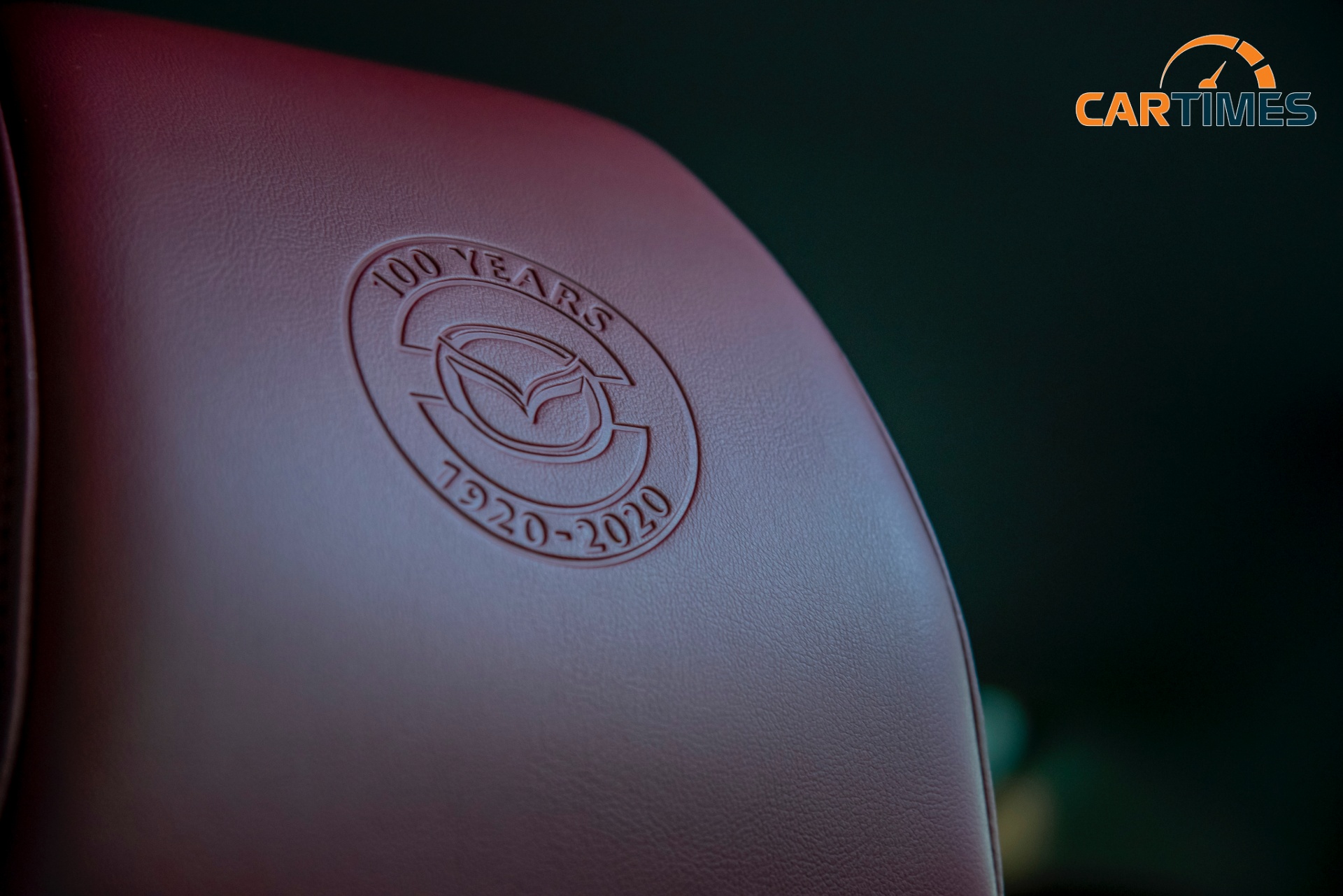 Logo xe Mazda3 phiên bản kỉ niệm 100 năm in dập nổi trên ghế lái