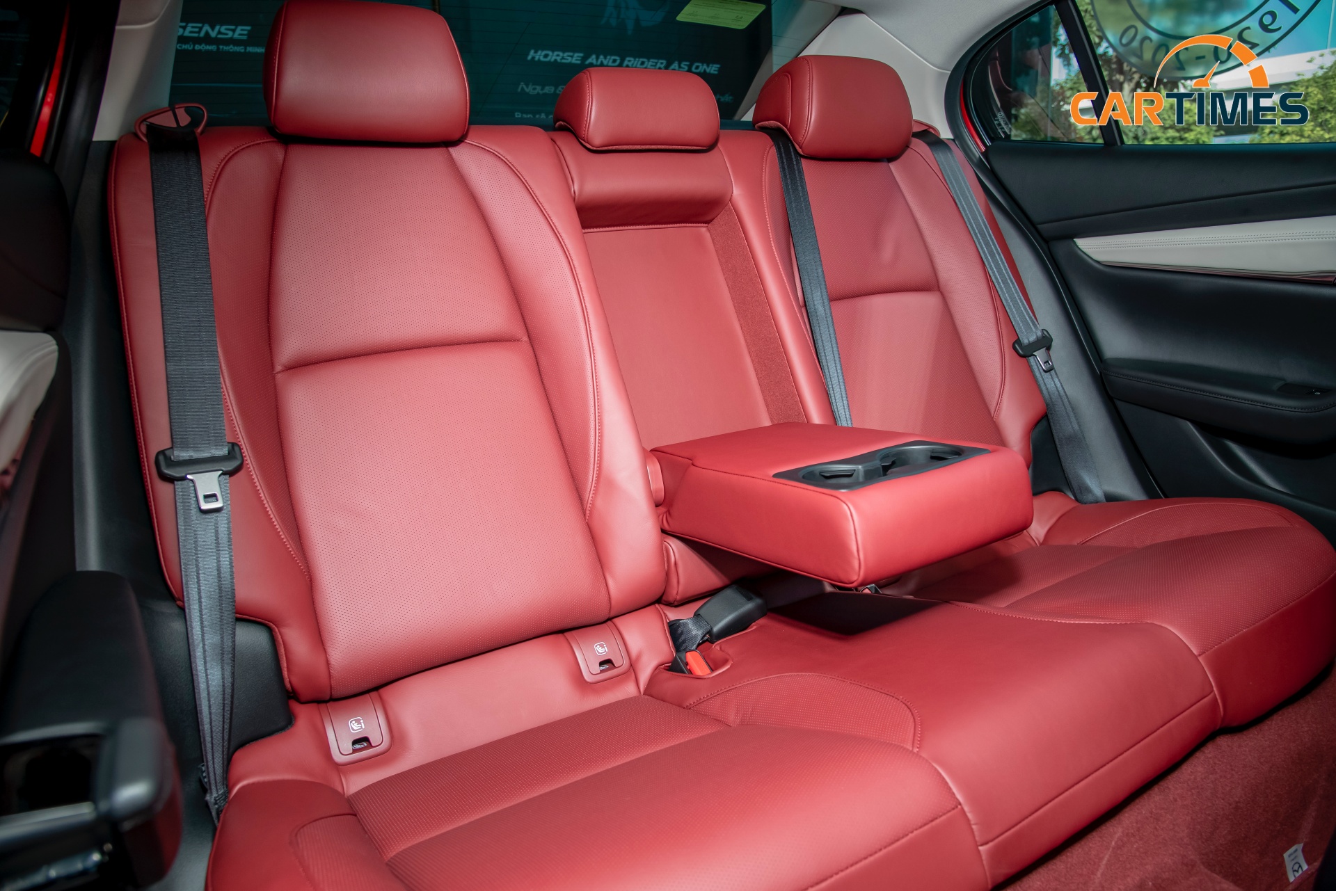 Hàng ghế sau của xe Mazda3 phiên bản kỉ niệm 100 năm