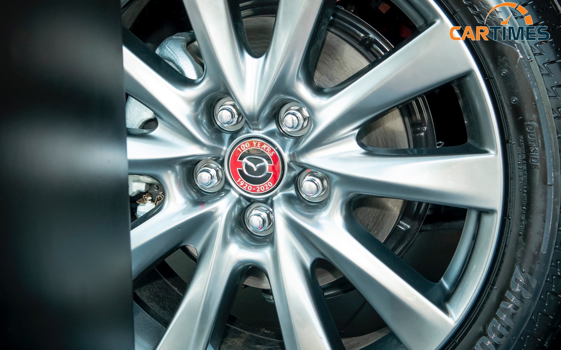 La zăng với logo đặc biệt của Mazda3 phiên bản kỉ niệm