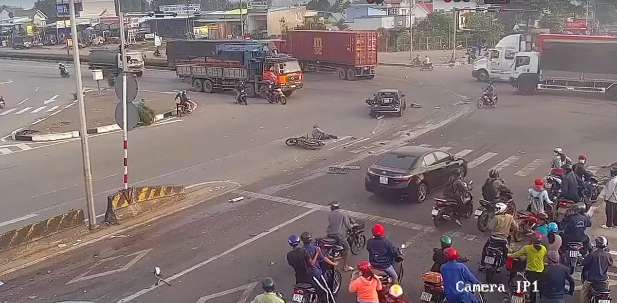 Hiện trường vụ tai nạn kinh hoàng, xe Container càn quét tan hoang loạt ô tô xe máy dừng chờ đèn đỏ trên QL1K