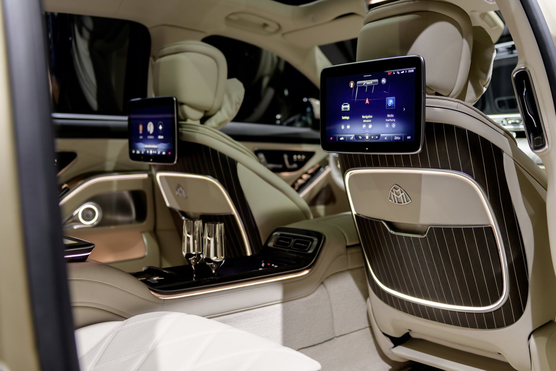 Hệ thống giải trí ở hàng ghế sau Mercedes-Benz Maybach S-Class 2021