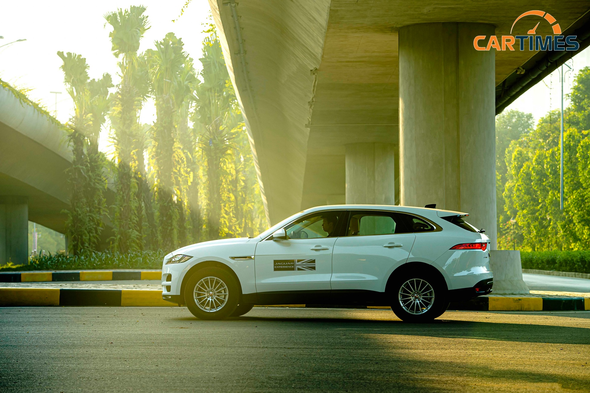Thân xe Jaguar F-Pace có xu hướng kéo dài về sau