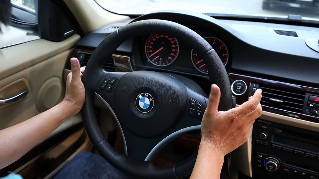 Mẹo xử lý khi ô tô bị trượt bánh dành cho lái mới