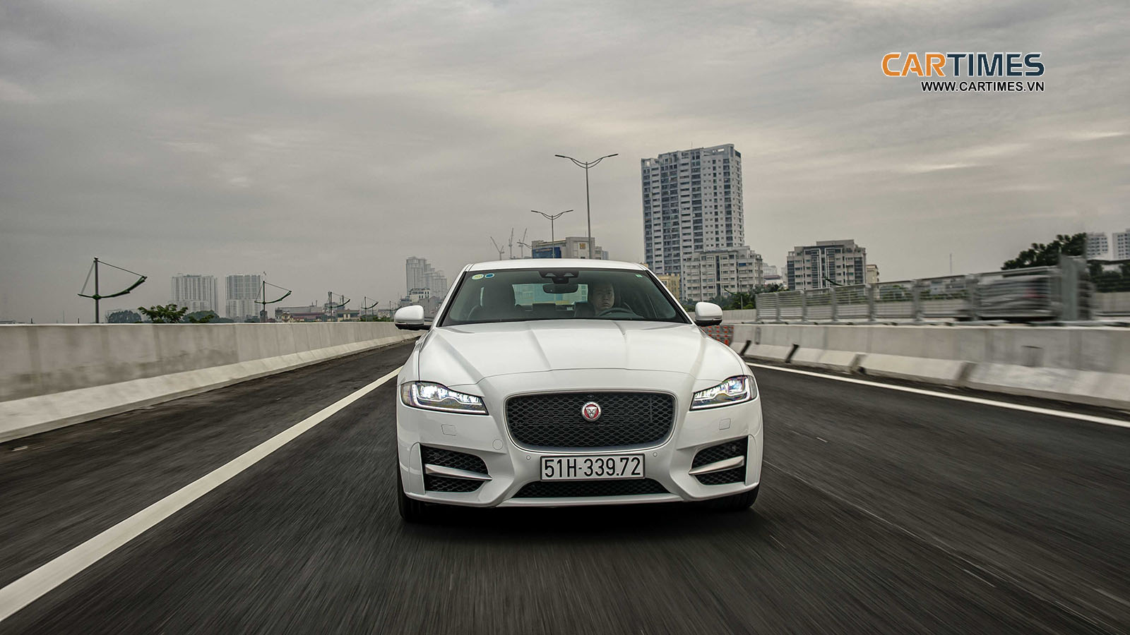 Vận hành xe Jaguar XF