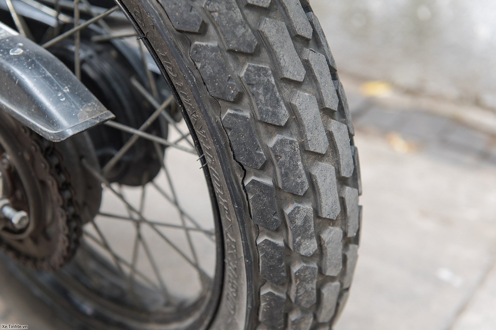 thay lốp xe máy