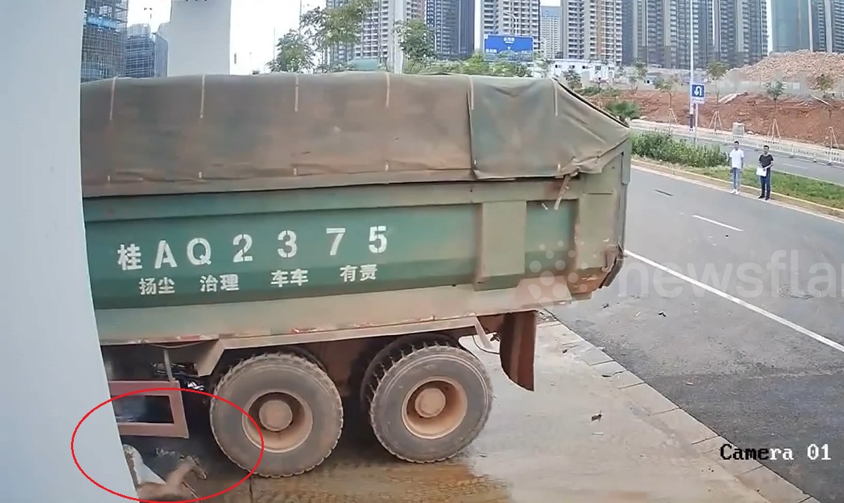 Người đàn ông may mắn thoát chết bò ra từ gầm xe tải